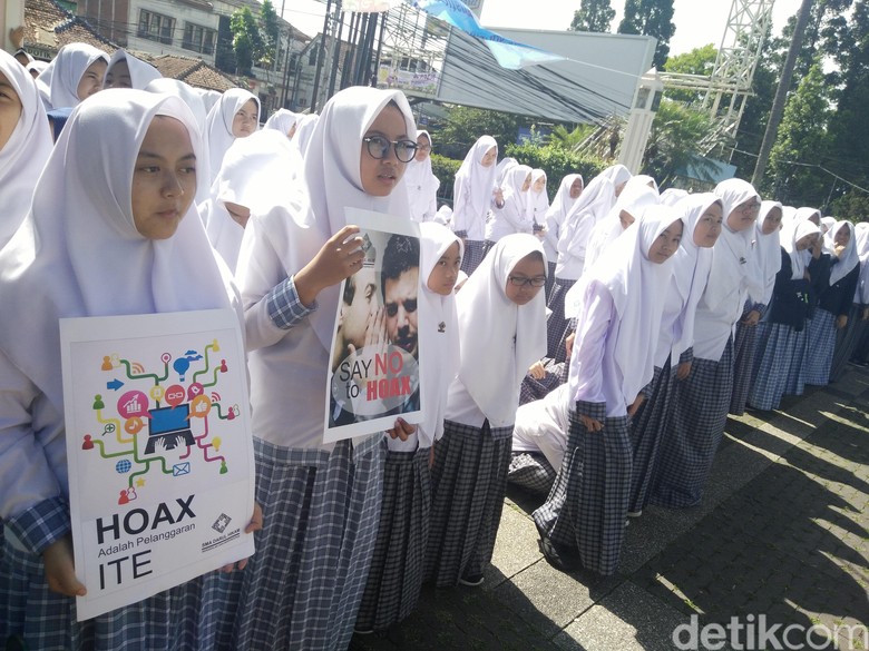 Ratusan Siswa Darul Hikam Bandung Serukan 'Say No To Hoax'