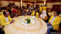 Ahok berbincang dengan Ikatan Alumni Universitas Indonesia (Iluni UI) di sela-sela diskusi.