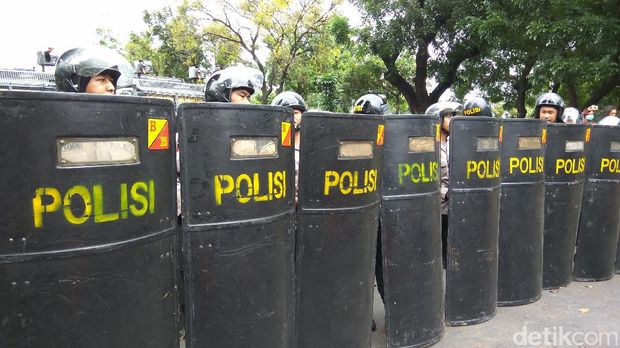 Demo Sempat Ricuh, Mahasiswa Dorong Polwan Hingga Terjatuh