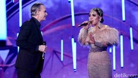 Rick Price tampil berduet dengan Syahrini di sebuah acara di kawasan Senayan, Jakarta Selatan pada Rabu (11/1/2017) malam. Pool/Noel/detikFoto.