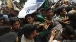 Mahasiswa Demo Tolak Kenaikan Harga di Depan Istana