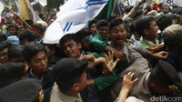 Polisi berusaha mencegah aksi dorong-dorongan yang dilakukan oleh pendemo.
