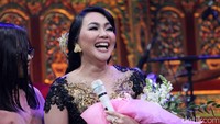 Tampaknya usaha Armand tak sia-sia, melihat senyum semringah Dewi Gita. Hanif Hawari/detikHOT