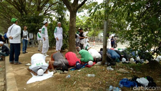 Jeda Zuhur, Massa FPI Salat Berjamaah di Jalan Depan Mapolda Jabar