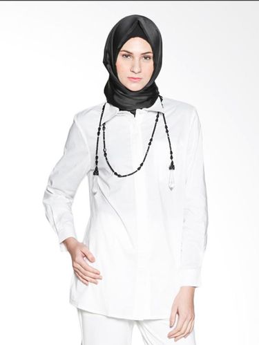 6 Busana Hijab dari Dian Pelangi Hingga Itang Yunasz di Bawah Rp 300 Ribu