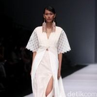 Koleksi Toton Januar di Jakarta Fashion Week 2017. Senayan City. Jakarta. [Foto: Mohammad Abduh/Wolipop]