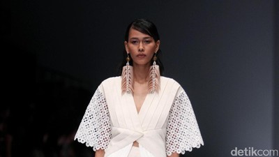 Foto: Koleksi Toton Januar di Jakarta Fashion Week 2017