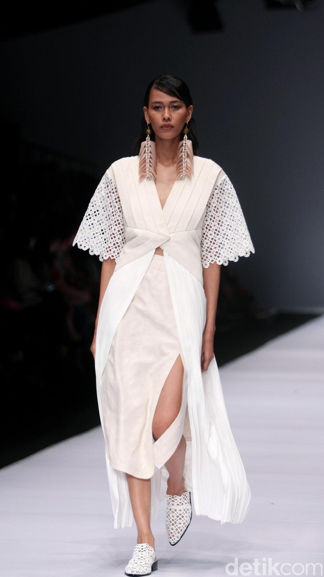 Koleksi Toton Januar di Jakarta Fashion Week 2017. Senayan City. Jakarta. [Foto: Mohammad Abduh/Wolipop]