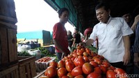 Setya Novanto juga mengecek harga sayur lainnya seperti tomat.