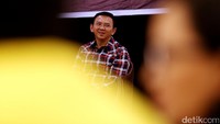 Ahok menyimak pertanyaan peserta diskusi.
