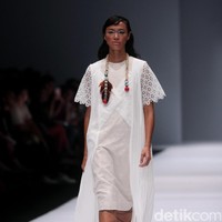 Koleksi Toton Januar di Jakarta Fashion Week 2017. Senayan City. Jakarta. [Foto: Mohammad Abduh/Wolipop]