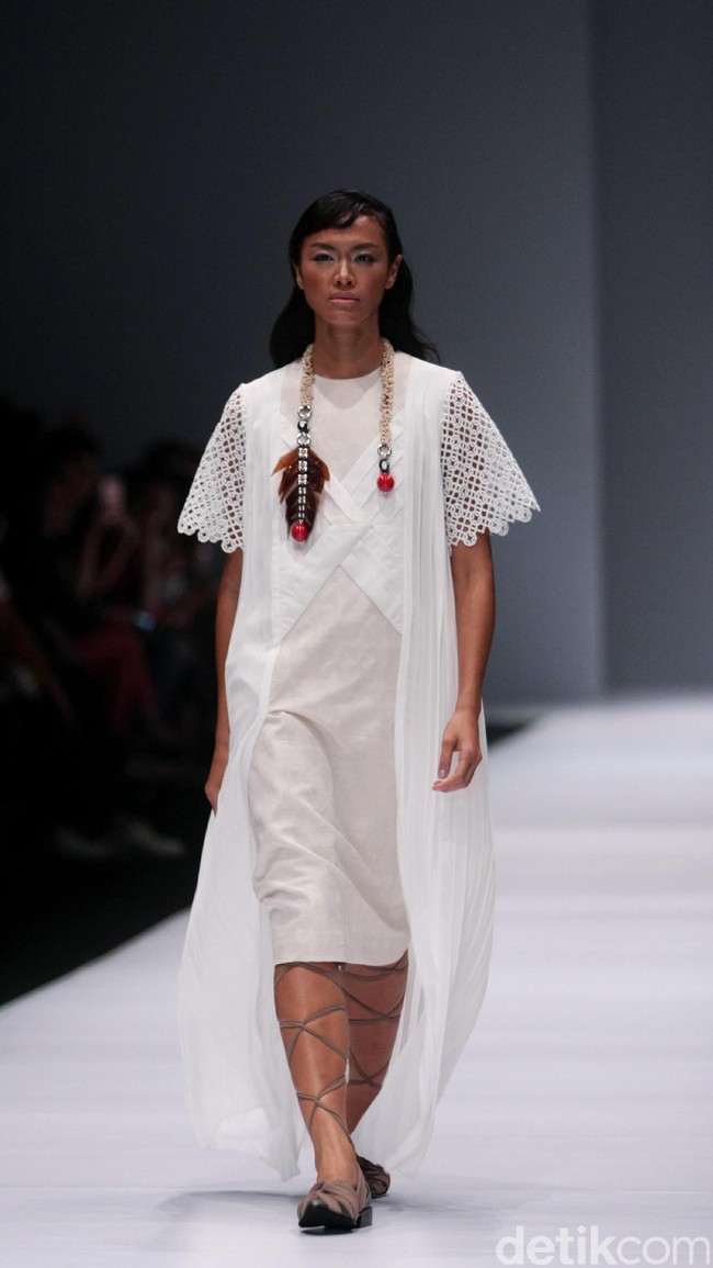 Koleksi Toton Januar di Jakarta Fashion Week 2017. Senayan City. Jakarta. [Foto: Mohammad Abduh/Wolipop]