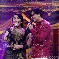 Dewi Gita juga memiliki wajah yang gitu-gitu aja. Tak ada perubahan signifikan dari wanita 47 tahun ini.  Foto: Hanif Hawari/detikHOT