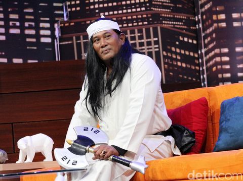 Ken Ken 'Wiro Sableng' saat tampil di acara 'Hitam Putih'