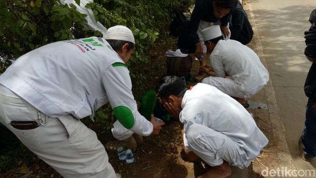 Jeda Zuhur, Massa FPI Salat Berjamaah di Jalan Depan Mapolda Jabar