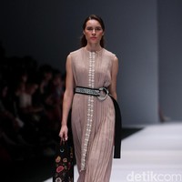 Koleksi Toton Januar di Jakarta Fashion Week 2017. Senayan City. Jakarta. [Foto: Mohammad Abduh/Wolipop]