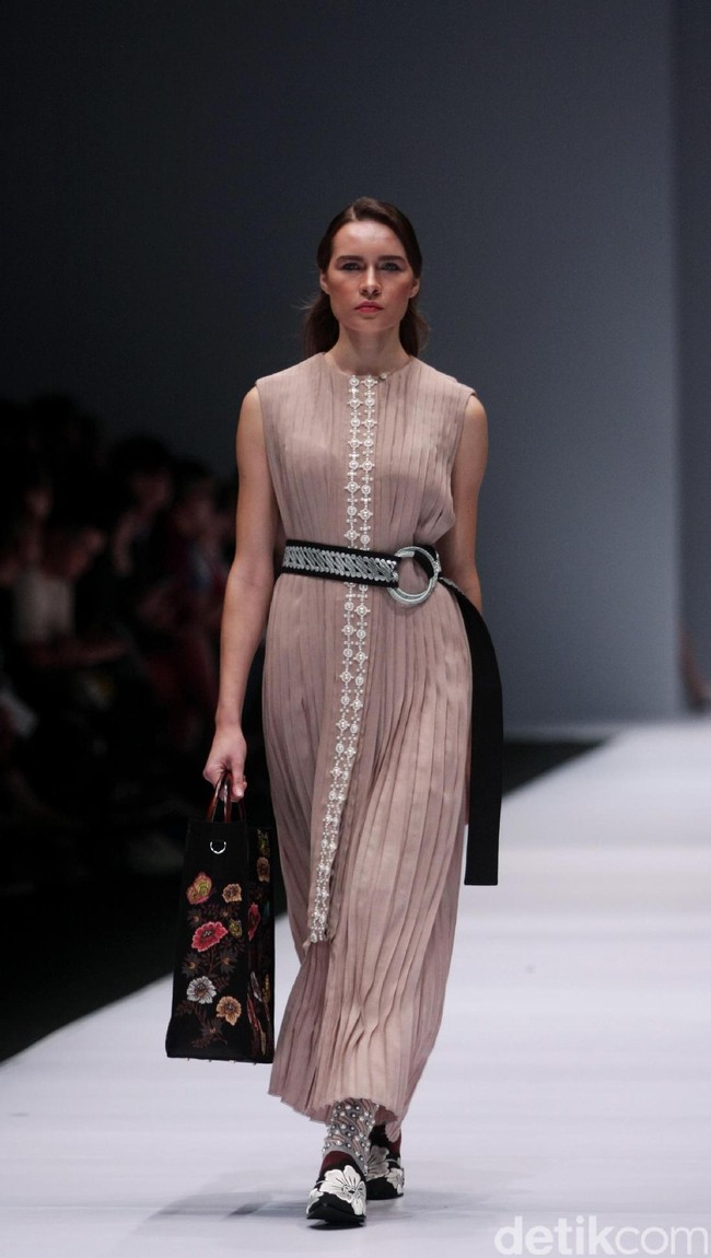 Koleksi Toton Januar di Jakarta Fashion Week 2017. Senayan City. Jakarta. [Foto: Mohammad Abduh/Wolipop]