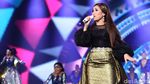Ayu Ting Ting Tampil Mempesona dengan Gaun Hitam-Emas