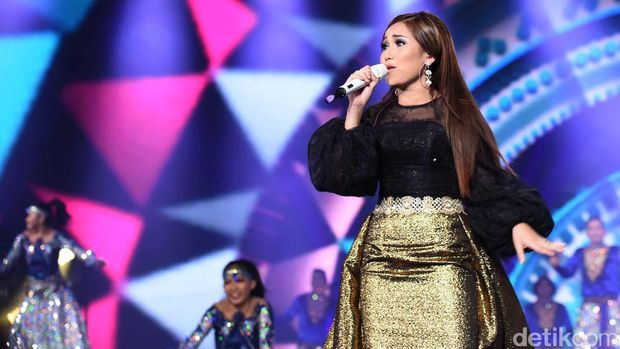 Zack Lee Jalani Operasi, Ayu Ting Ting Dekat dengan Ravi Bhatia?