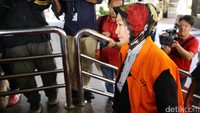 Atty Suharti saat tiba di gedung KPK, Jakarta.