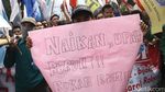 Mahasiswa Demo Tolak Kenaikan Harga di Depan Istana