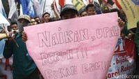 Mahasiswa membawa poster-poster tuntutan.