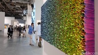 Salah satu karya menarik di Art Stage Singapore 2017 adalah karya yang terdiri dari puluhan kertas origami di salah satu galeri seni.