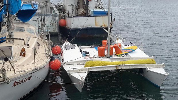 Kapal yang ditumpangi Alan Langdon dan putrinya