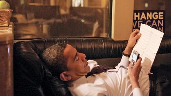 Di saat senggang, Obama masih mengandalkan BlackBerry miliknya. Foto: Istimewa