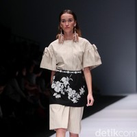 Koleksi Toton Januar di Jakarta Fashion Week 2017. Senayan City. Jakarta. [Foto: Mohammad Abduh/Wolipop]