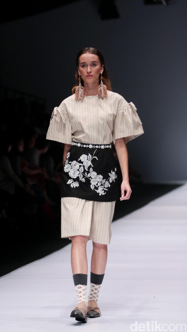 Koleksi Toton Januar di Jakarta Fashion Week 2017. Senayan City. Jakarta. [Foto: Mohammad Abduh/Wolipop]