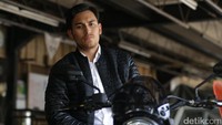 Bahkan ia kembali dipercaya untuk tampil bersama Reza Rahadian dan aktor luar lainnya di serial Halfworlds 2.Wardrobe  : H&M Indonesia.Lokasi      : Garasi 66 & Yesterday Backyard, Jakarta Selatan.