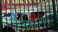Massa juga menuntut tunjangan sertifikasi bagi guru agama yang bernaung di Kemenag yang hingga kini belum terbayar.