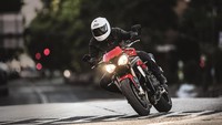 Triumph Street Triple 2017 ini mendapat mesin baru baru berkapasitas 765cc tiga silinder segaris sebagai standar.