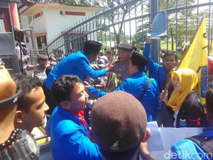 Mahasiswa di Blitar Tuntut Harga Bahan Pokok dan BBM Distabilkan