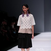 Koleksi Toton Januar di Jakarta Fashion Week 2017. Senayan City. Jakarta. [Foto: Mohammad Abduh/Wolipop]