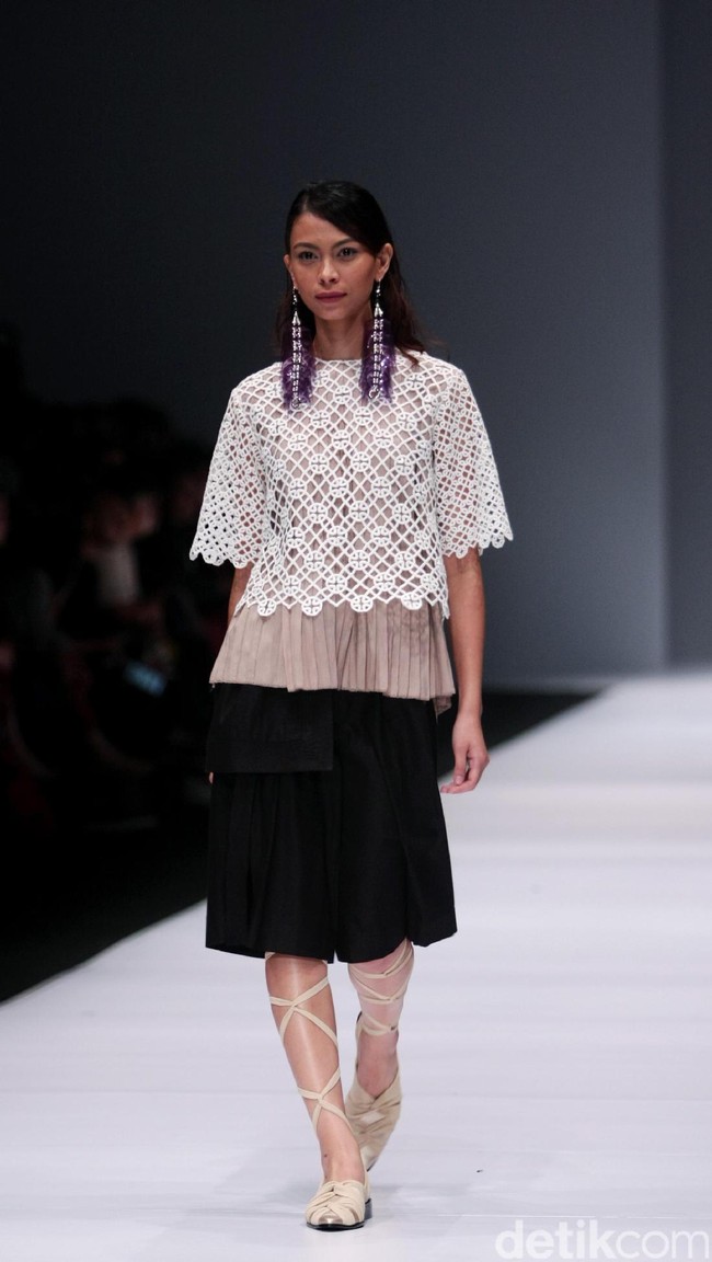 Koleksi Toton Januar di Jakarta Fashion Week 2017. Senayan City. Jakarta. [Foto: Mohammad Abduh/Wolipop]