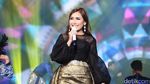 Ayu Ting Ting Tampil Mempesona dengan Gaun Hitam-Emas