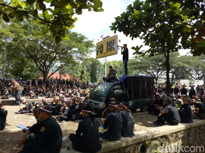 Selain FPI, Ada Juga Massa Kontra Rizieq di Depan Mapolda Jabar