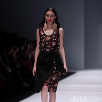 Koleksi Toton Januar di Jakarta Fashion Week 2017. Senayan City. Jakarta. [Foto: Mohammad Abduh/Wolipop]