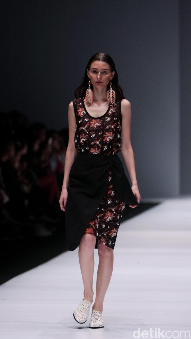 Koleksi Toton Januar di Jakarta Fashion Week 2017. Senayan City. Jakarta. [Foto: Mohammad Abduh/Wolipop]