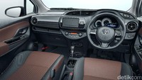 Melirik ke bagian dalam, kini ada ornamen gelap yang ditambahkan seiring dengan perubahan lainnya untuk membuat mobil lebih kece