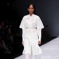 Koleksi Toton Januar di Jakarta Fashion Week 2017. Senayan City. Jakarta. [Foto: Mohammad Abduh/Wolipop]