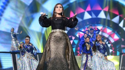 Ayu Ting Ting Tampil Mempesona dengan Gaun Hitam-Emas