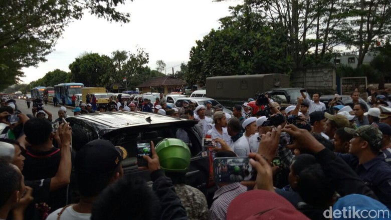 Massa FPI dan Polisi Bersitegang di Dekat Mapolda Jabar Massa FPI dan Polisi Bersitegang di Dekat Mapolda Jabar
