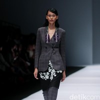 Koleksi Toton Januar di Jakarta Fashion Week 2017. Senayan City. Jakarta. [Foto: Mohammad Abduh/Wolipop]