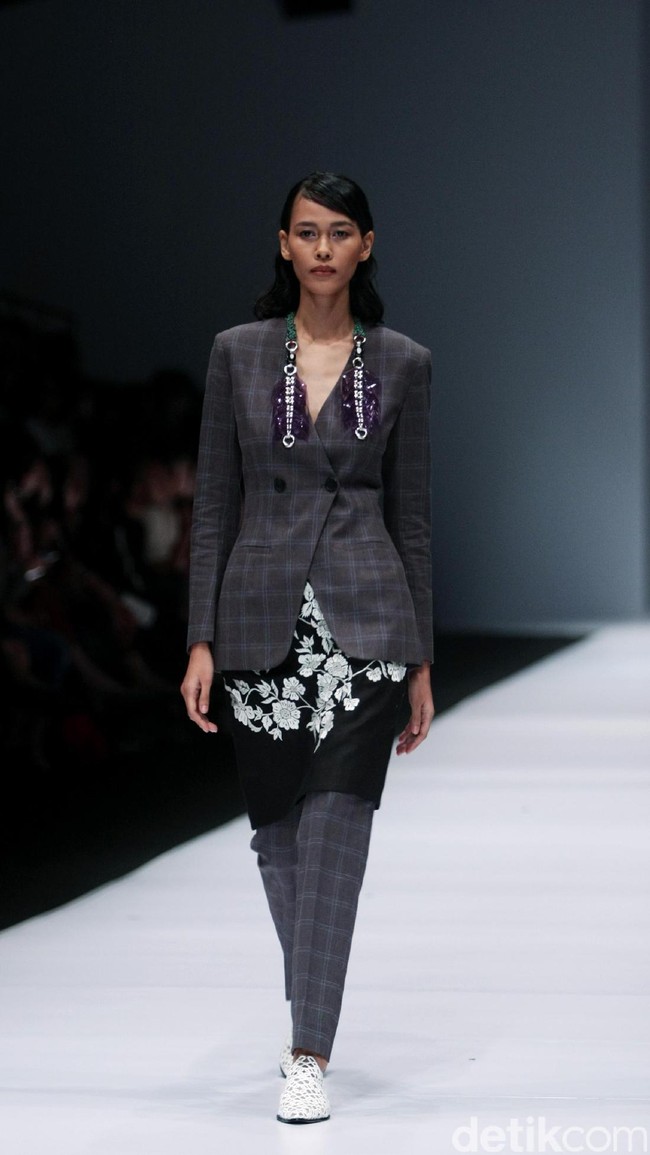 Koleksi Toton Januar di Jakarta Fashion Week 2017. Senayan City. Jakarta. [Foto: Mohammad Abduh/Wolipop]