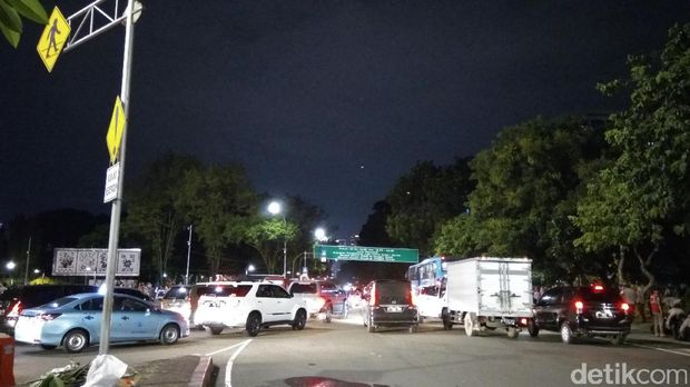 Massa Mahasiswa yang Aksi di Depan Istana Membubarkan Diri