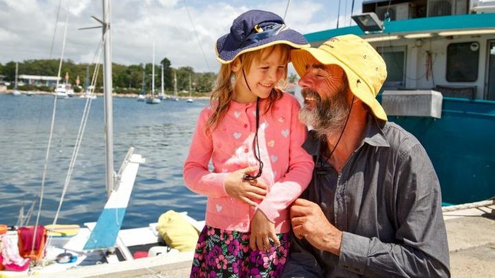 Sebulan Terombang-ambing di Laut, Pria Ini dan Putrinya Selamat