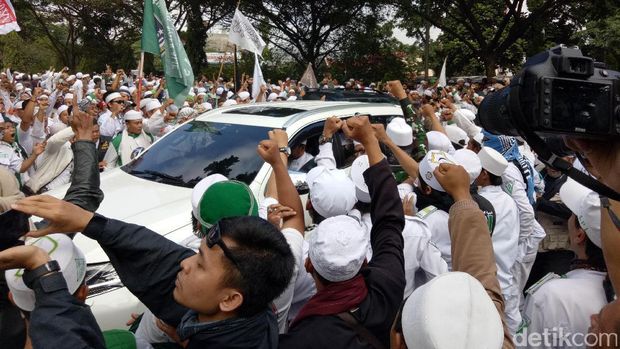 Habib Rizieq Penuhi Panggilan Polda Jabar dalam Kondisi Sehat